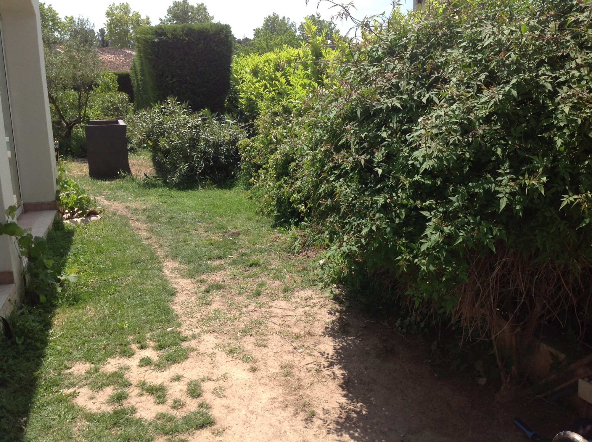 Préparation du sol pour gazon synthétique à Plan de campagne